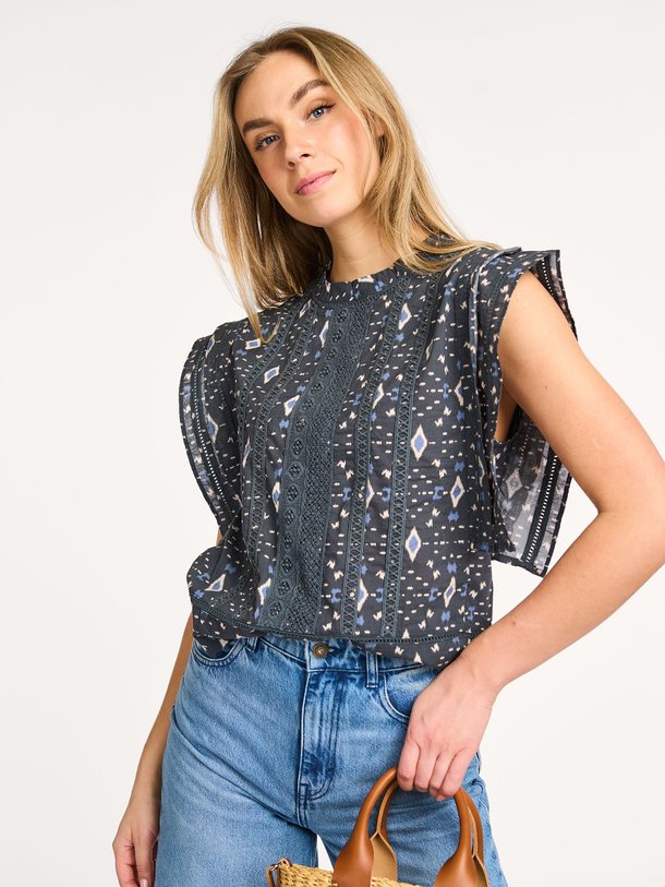 Ontdek de Xena katoenen top met dessin van By-Bar in de kleur donkerblauw bij Orangebag. Op werkdagen voor 21:45 besteld, morgen in huis.