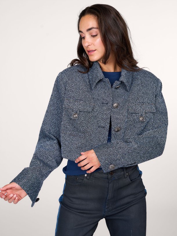 Ontdek de Belma wolmix cropped jasje met dessin van Gestuz in de kleur donkerblauw bij Orangebag. Op werkdagen voor 21:45 besteld, morgen in huis.