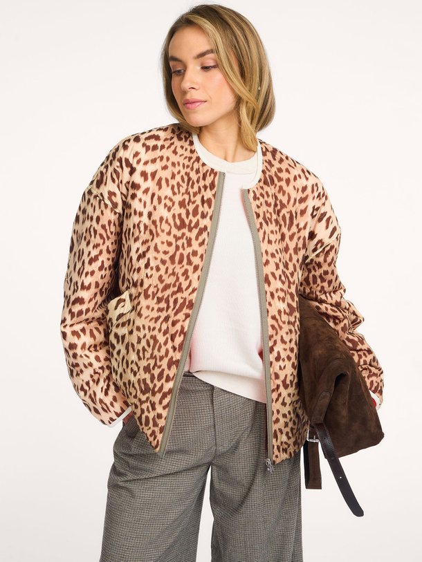 Ontdek de Highland geweven gewatteerde reversible jas van Bellerose in de kleur Beige bij Orangebag. Op werkdagen voor 21:45 besteld, morgen in huis.