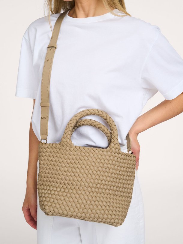 Ontdek de Gevlochten handtas midi van Marrea in de kleur Taupe bij Orangebag. Op werkdagen voor 21:45 besteld, morgen in huis.