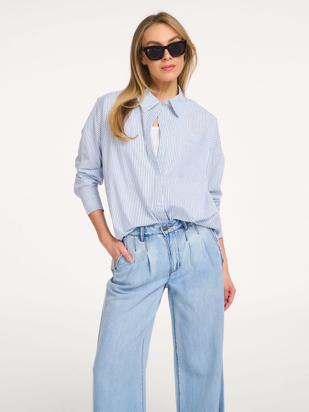 Ontdek de Feline organic cotton blouse van My Essential Wardrobe in de kleur Lichtblauw bij Orangebag. Op werkdagen voor 21:45 besteld, morgen in huis.