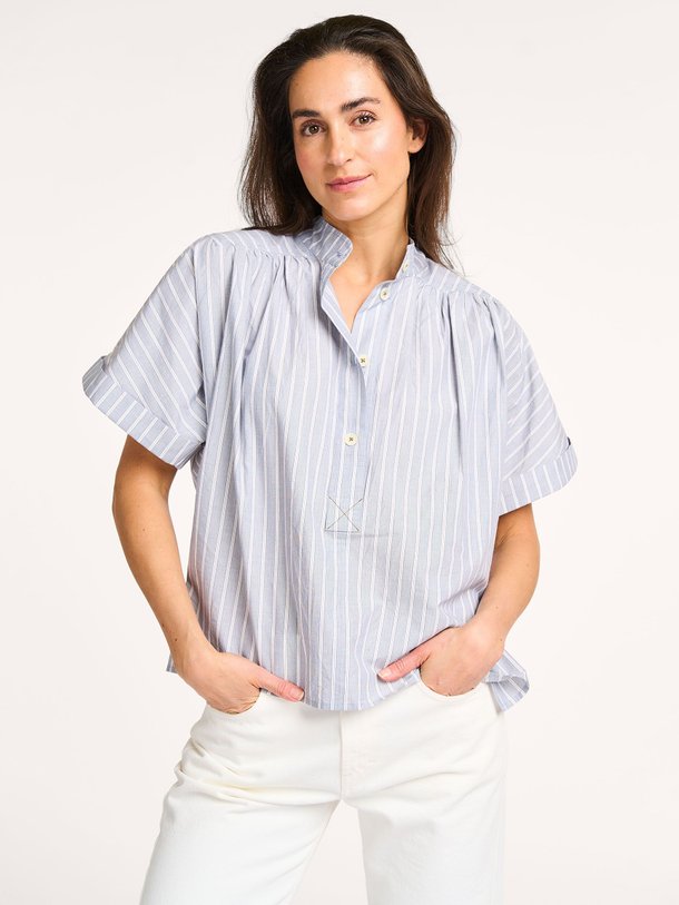 Ontdek de Pear katoenen top met gestreept dessin van Bellerose in de kleur grijsblauw bij Orangebag. Op werkdagen voor 21:45 besteld, morgen in huis.