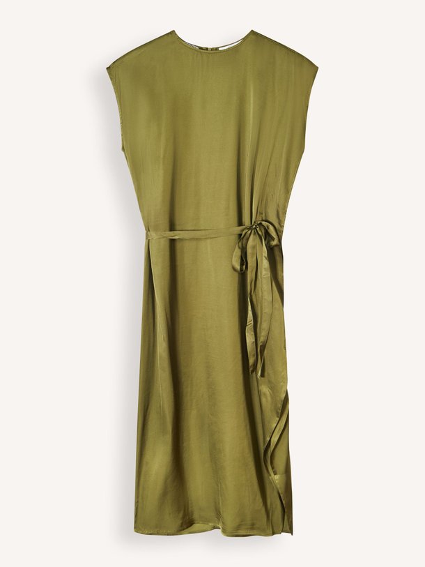 Ontdek de Jaliyah viscose jurk van Essentiel Antwerp in de kleur Olijfgroen bij Orangebag. Op werkdagen voor 21:45 besteld, morgen in huis.