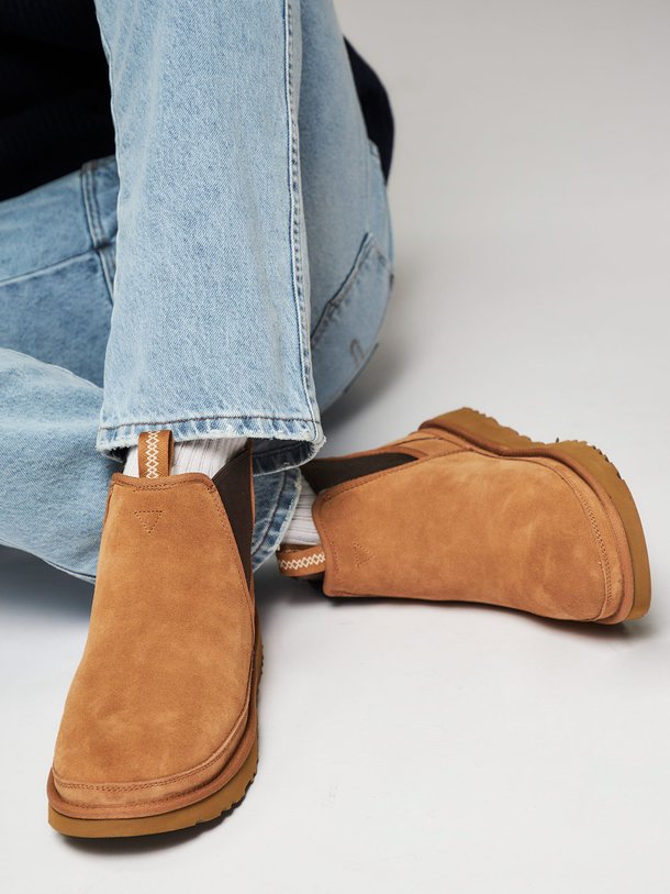 Ugg Neumel - Suède Chelsea Laarzen - Cognac Ontdek de Neumel suède chelsea laarzen van Ugg in de kleur cognac bij Orangebag. Op werkdagen voor 21:45 besteld, morgen in huis.