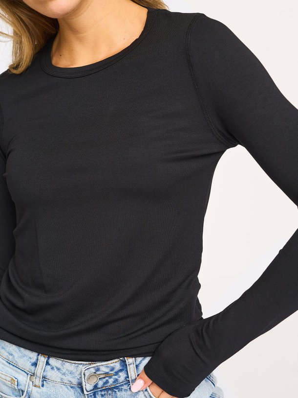 Ontdek de Modal top van My Essential Wardrobe in de kleur zwart bij Orangebag. Op werkdagen voor 21:45 besteld, morgen in huis.