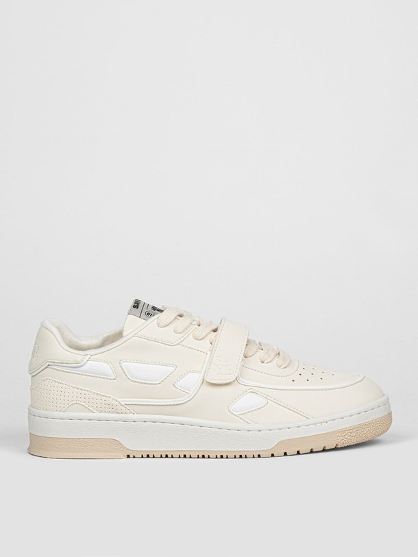 Ontdek de M92 leatherlook sneakers van Saye in de kleur off-white bij Orangebag. Op werkdagen voor 21:45 besteld, morgen in huis.