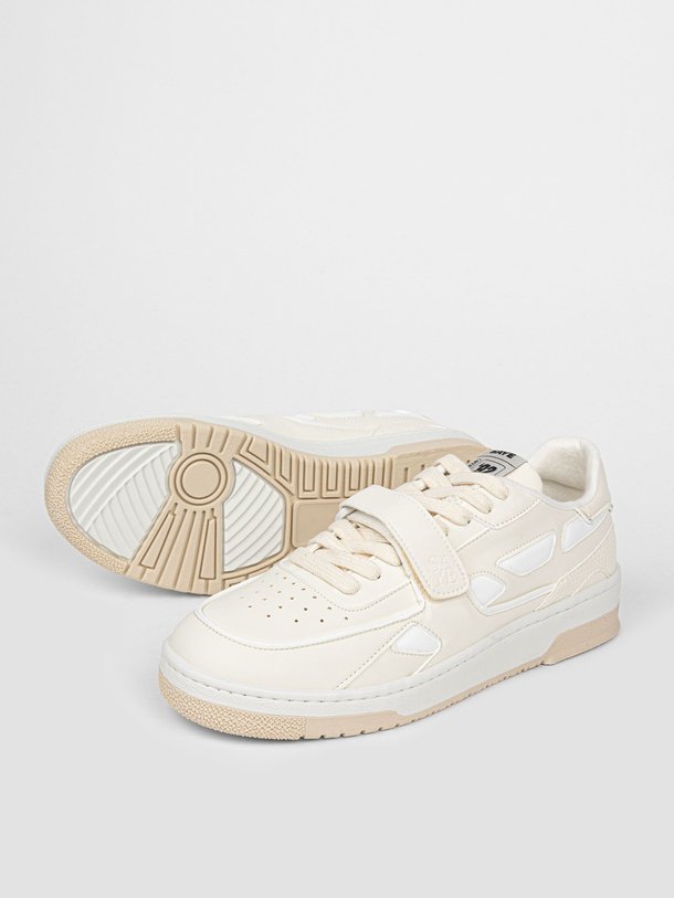 Ontdek de M92 leatherlook sneakers van Saye in de kleur off-white bij Orangebag. Op werkdagen voor 21:45 besteld, morgen in huis.