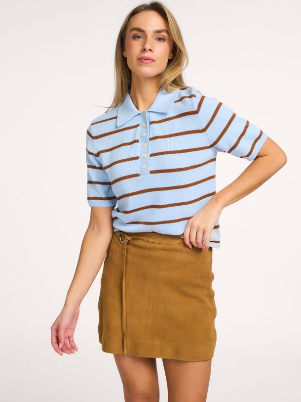 Ontdek de Malva katoen gestreepte polo top van Modstrom in de kleur Blauw bij Orangebag. Op werkdagen voor 21:45 besteld, morgen in huis.