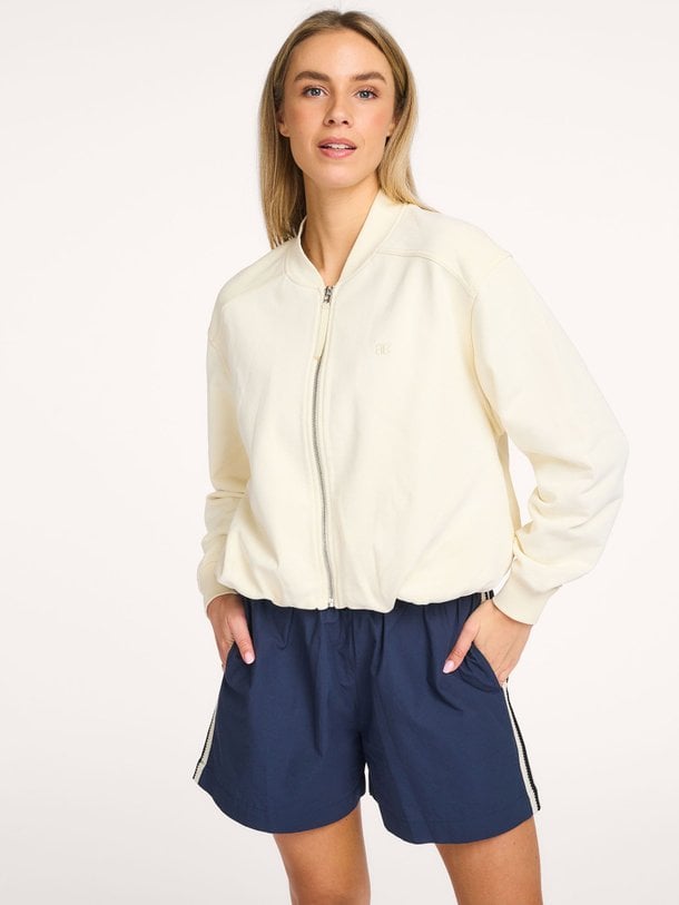 Ontdek de Peony organic cotton short van Alchemist in de kleur Donkerblauw bij Orangebag. Op werkdagen voor 21:45 besteld, morgen in huis.