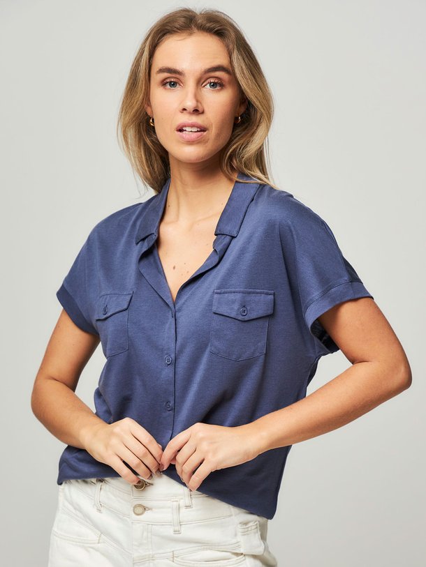 Ontdek de M296 Katoenmix slub blouse van Majestic Filatures in de kleur donkerblauw bij Orangebag. Op werkdagen voor 21:45 besteld, morgen in huis.