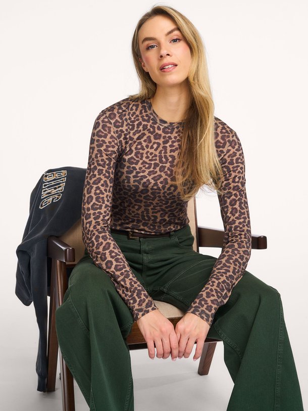 Ontdek de Sylvie lyocell/wolmix leopard longsleeve van Anine Bing in de kleur Bruin bij Orangebag. Op werkdagen voor 21:45 besteld, morgen in huis.