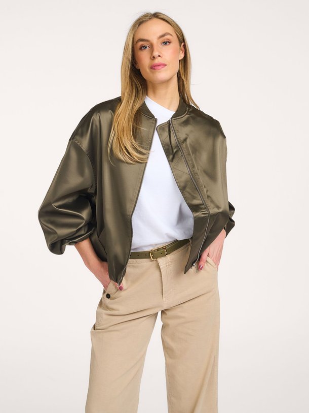 Ontdek de Pearl geweven bomberjack van Alter Ego in de kleur Kaki bij Orangebag. Op werkdagen voor 21:45 besteld, morgen in huis.