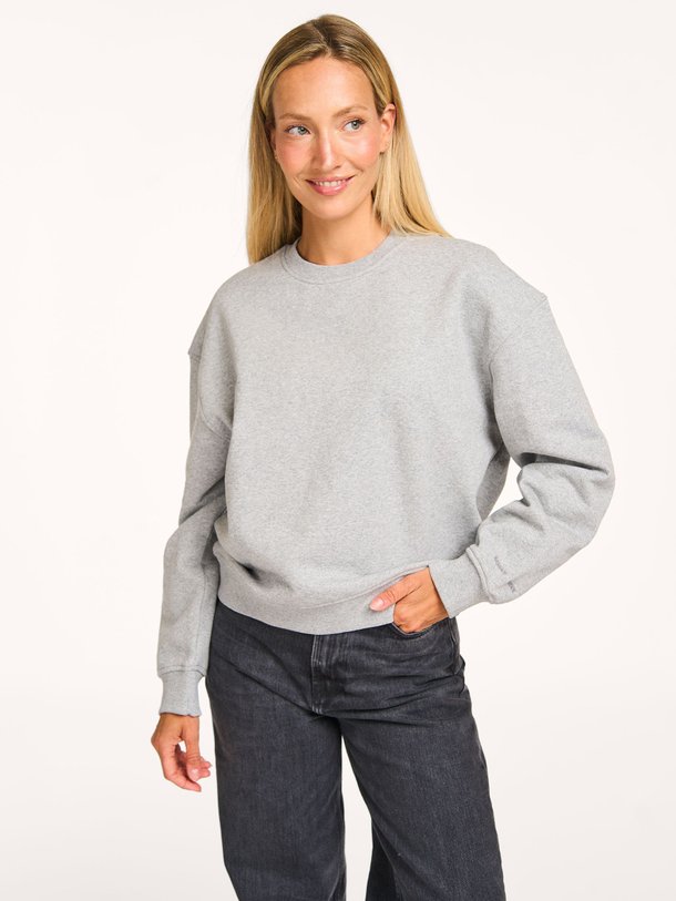Ontdek de Savan organic cotton mix sweater van Samsoe Samsoe in de kleur grijs bij Orangebag. Op werkdagen voor 21:45 besteld, morgen in huis.