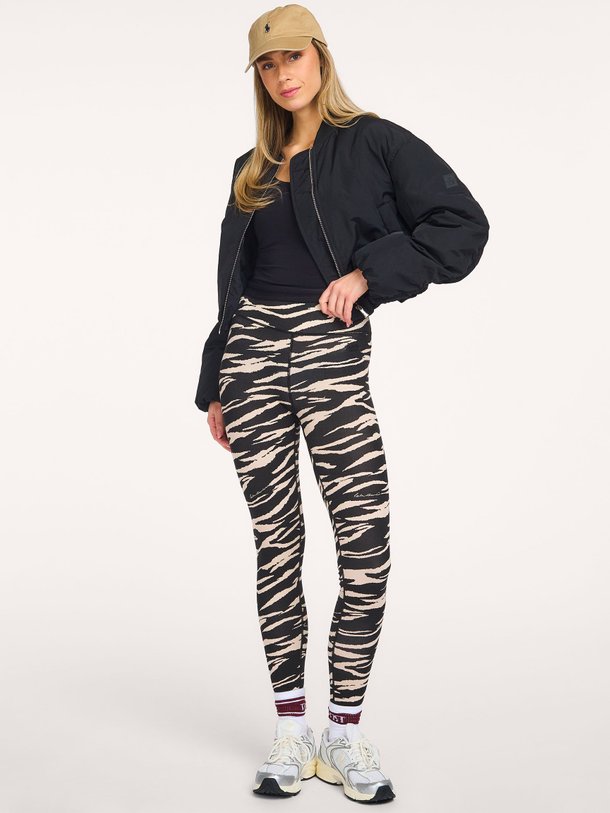 Ontdek de Lea viscosemix sportlegging met print van Lala Berlin in de kleur Zwart bij Orangebag. Op werkdagen voor 21:45 besteld, morgen in huis.