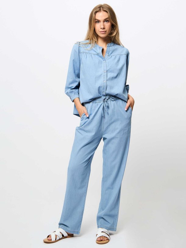 Ontdek de Bill katoenen wide leg broek van Lollys Laundry in de kleur blauw bij Orangebag. Op werkdagen voor 21:45 besteld, morgen in huis.