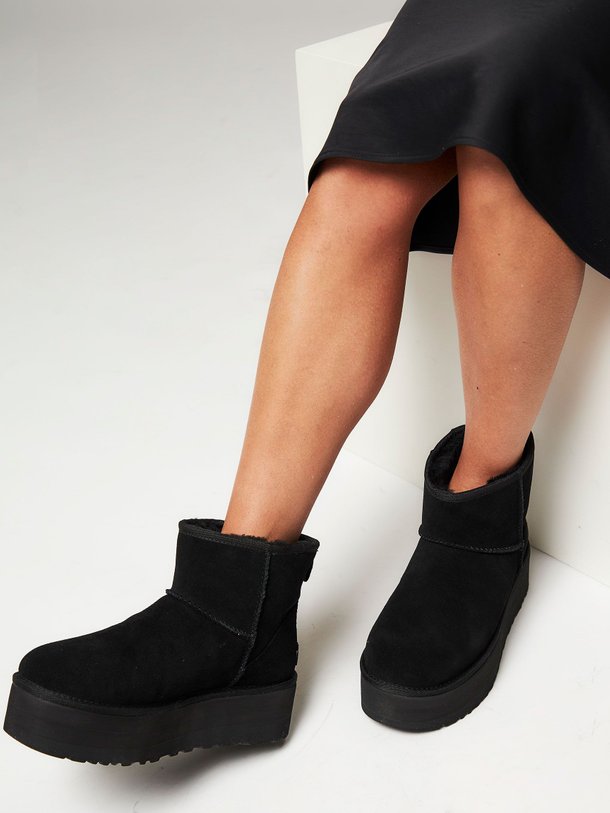 Ontdek de Classic mini plateau enkellaarzen van Ugg in de kleur zwart bij Orangebag. Op werkdagen voor 21:45 besteld, morgen in huis.