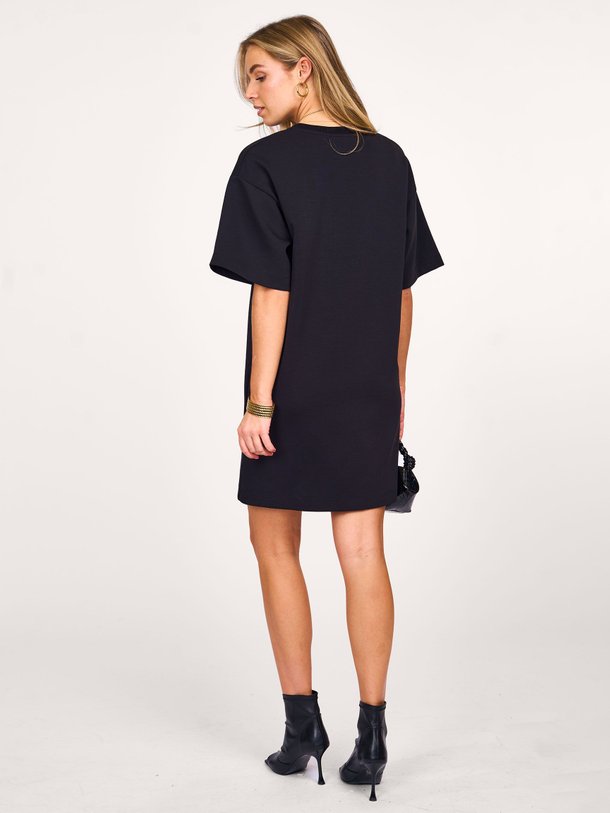 Ontdek de Imina katoenmix logo jurk van Gestuz in de kleur zwart bij Orangebag. Op werkdagen voor 21:45 besteld, morgen in huis.