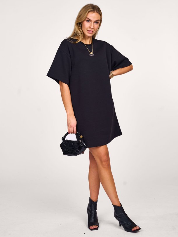 Ontdek de Imina katoenmix logo jurk van Gestuz in de kleur zwart bij Orangebag. Op werkdagen voor 21:45 besteld, morgen in huis.