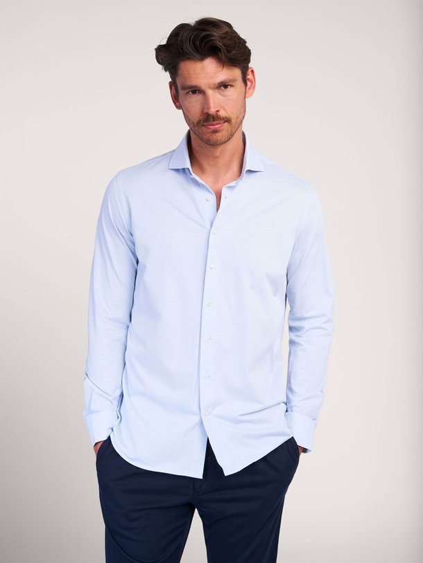 Ontdek de Katoenmix overhemd van Profuomo in de kleur lichtblauw bij Orangebag. Op werkdagen voor 21:45 besteld, morgen in huis.