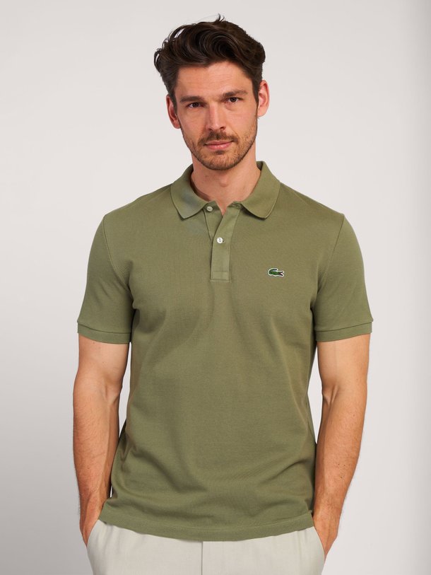 Ontdek de Katoenen logo polo van Lacoste in de kleur Kaki bij Orangebag. Op werkdagen voor 21:45 besteld, morgen in huis.