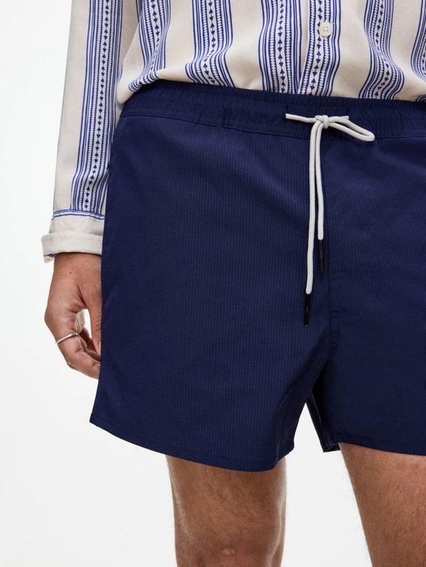 Ontdek de Geweven zwembroek van OAS in de kleur donkerblauw bij Orangebag. Op werkdagen voor 21:45 besteld, morgen in huis.