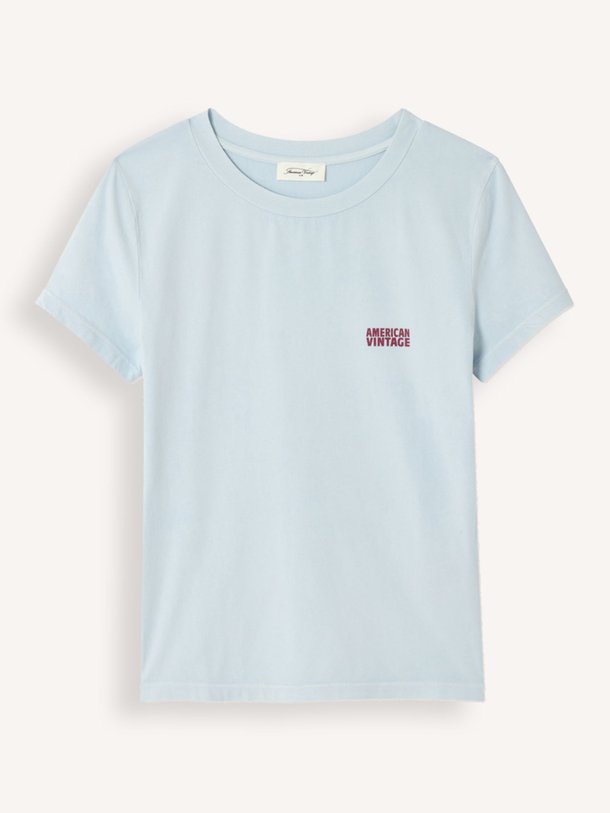 Ontdek de Pymaz katoenmix T-shirt van American Vintage in de kleur Lichtblauw bij Orangebag. Op werkdagen voor 21:45 besteld, morgen in huis.