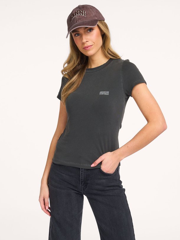 Ontdek de Pymaz katoenmix T-shirt van American Vintage in de kleur Antraciet bij Orangebag. Op werkdagen voor 21:45 besteld, morgen in huis.