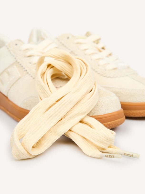 Ontdek de Santos suède sneakers van East Pacific Trade in de kleur Crème bij Orangebag. Op werkdagen voor 21:45 besteld, morgen in huis.