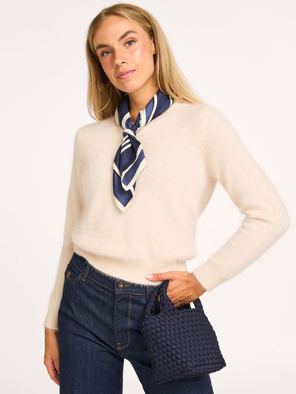 Ontdek de Datti angoramix trui van Bellerose in de kleur ecru bij Orangebag. Op werkdagen voor 21:45 besteld, morgen in huis.