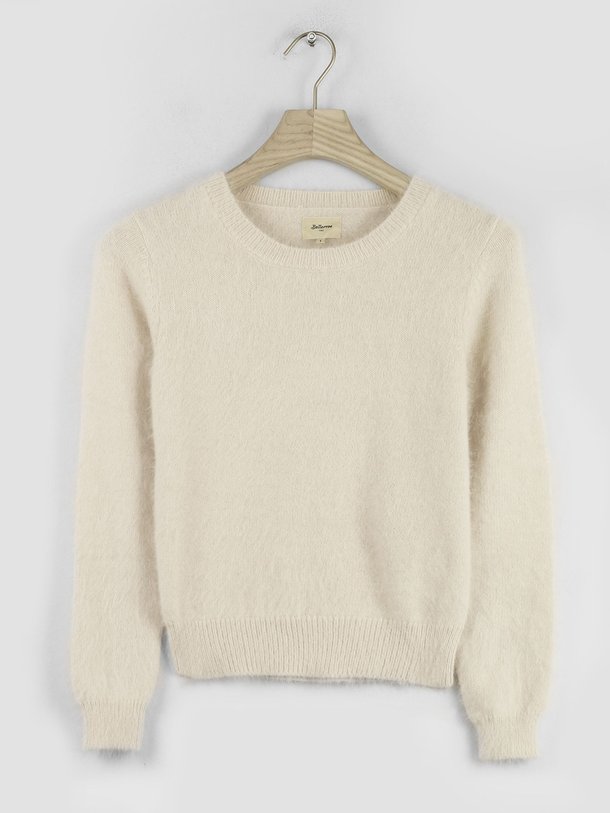 Ontdek de Datti angoramix trui van Bellerose in de kleur ecru bij Orangebag. Op werkdagen voor 21:45 besteld, morgen in huis.