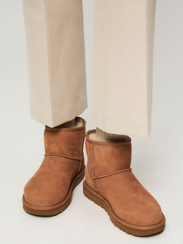 Ugg Classic Mini Ii Enkellaarzen - Cognac Ontdek de Classic mini II enkellaarzen van Ugg in de kleur cognac bij Orangebag. Op werkdagen voor 21:45 besteld, morgen in huis.