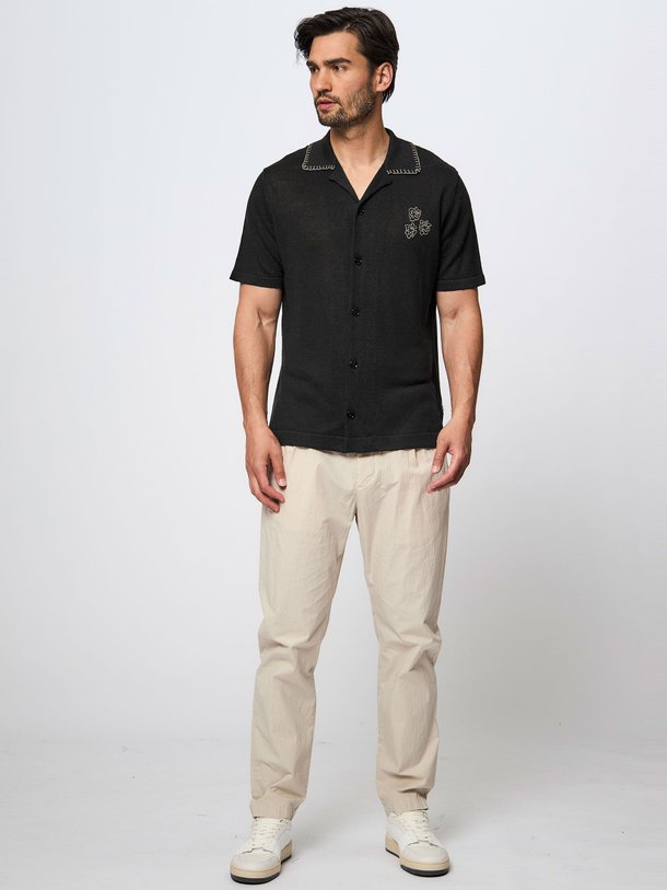 Ontdek de Henry linnen overhemd met borduursel van NN.07 in de kleur zwart bij Orangebag. Op werkdagen voor 21:45 besteld, morgen in huis.