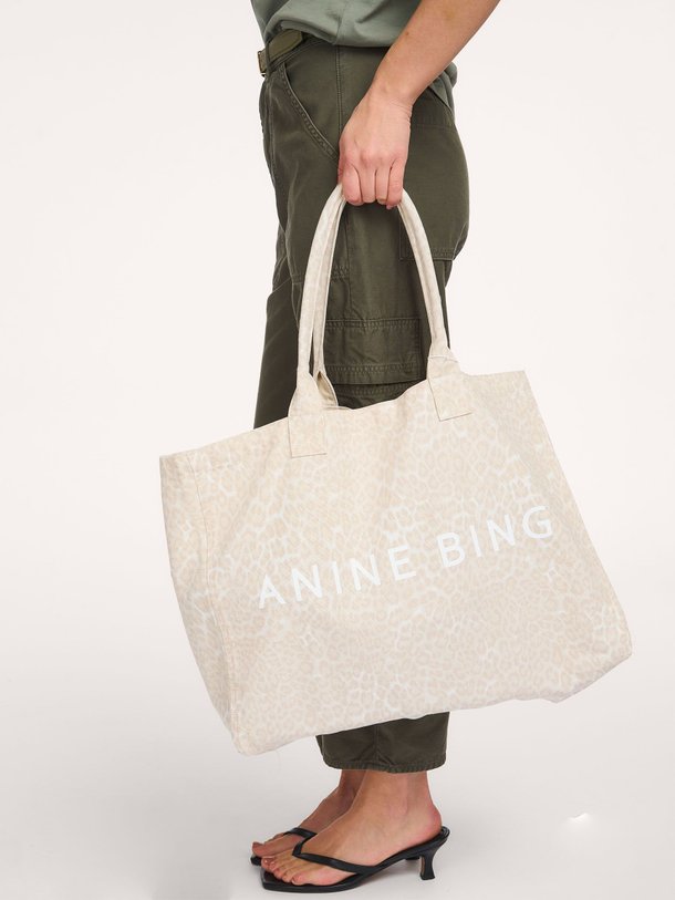 Ontdek de Leo, katoenen canvas shopper met print van Anine Bing bij Orangebag. Op werkdagen voor 21:45 besteld, morgen in huis.