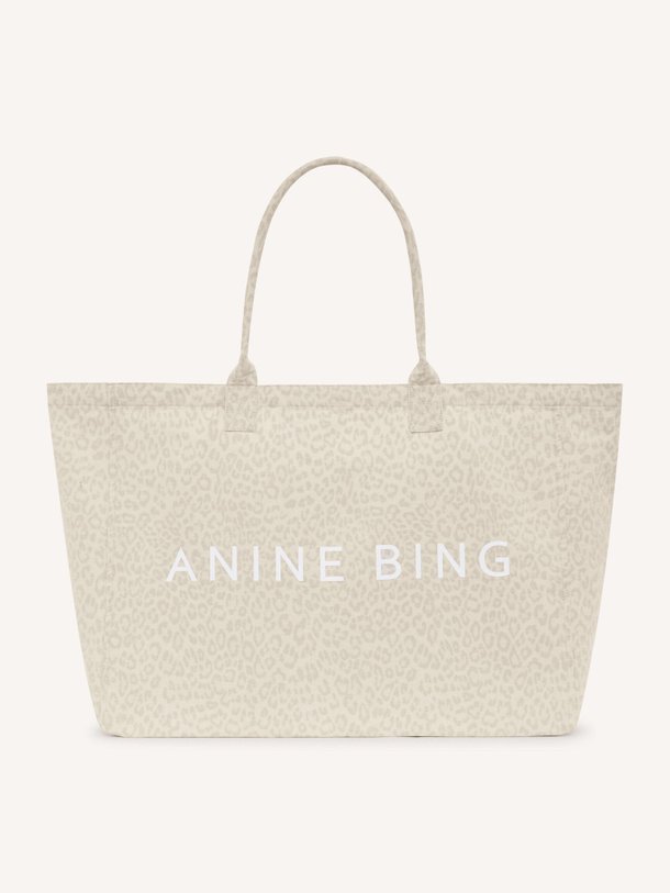 Ontdek de Leo, katoenen canvas shopper met print van Anine Bing bij Orangebag. Op werkdagen voor 21:45 besteld, morgen in huis.
