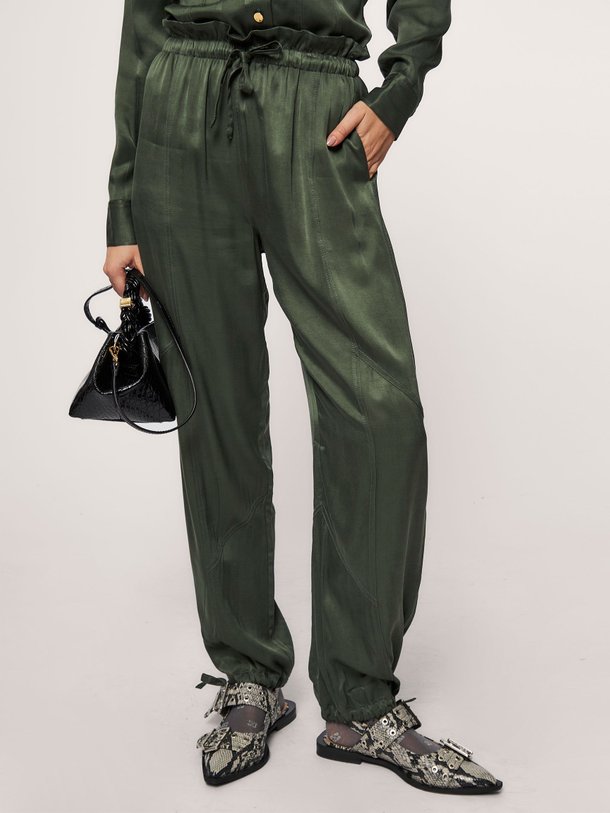 Ontdek de Viscose/cupromix glanzende broek van Ganni in de kleur donkergroen bij Orangebag. Op werkdagen voor 21:45 besteld, morgen in huis.