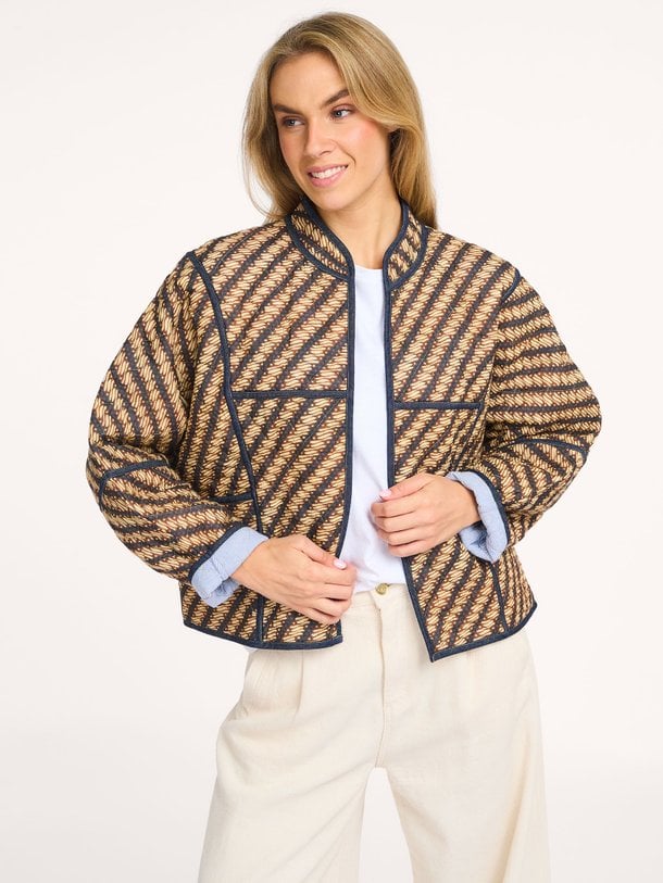 Ontdek de Blossom reversible katoenen jasje met print van By-Bar in de kleur Bruin bij Orangebag. Op werkdagen voor 21:45 besteld, morgen in huis.