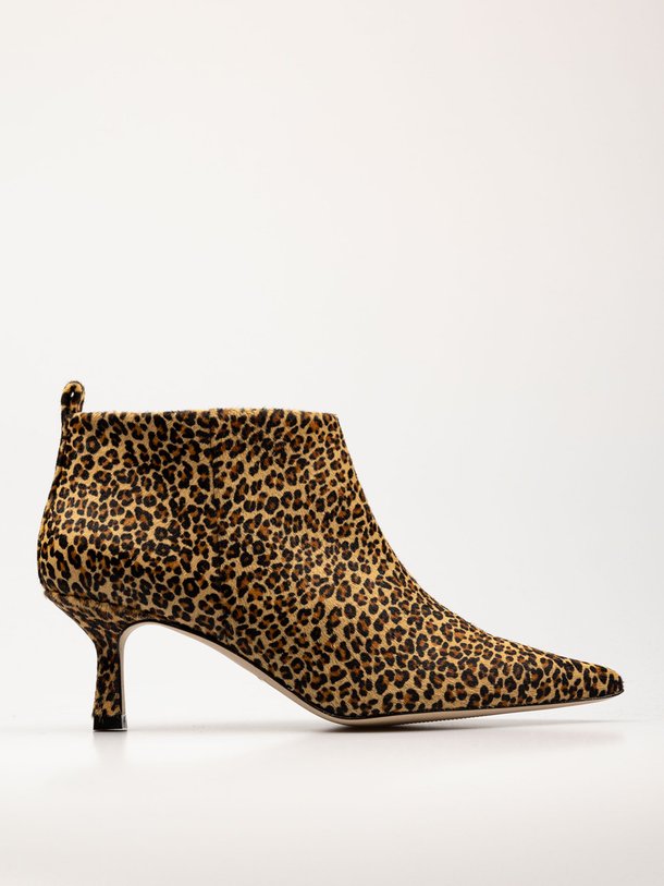 Ontdek de Anna lederen leopard ponyhair enkellaarzen van Ivylee Copenhagen in de kleur camel bij Orangebag. Op werkdagen voor 21:45 besteld, morgen in huis.