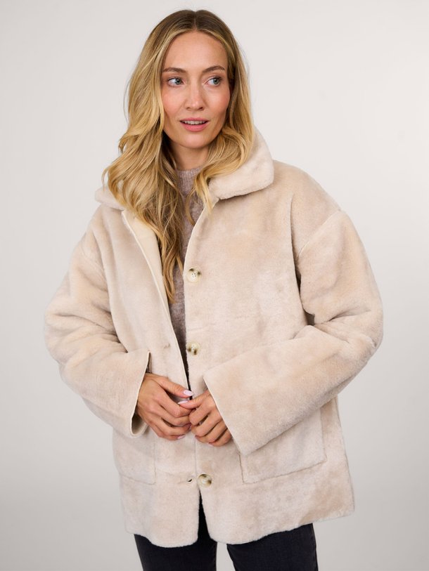 Ontdek de Elho reversible fake fur mantel van Suncoo in de kleur beige bij Orangebag. Op werkdagen voor 21:45 besteld, morgen in huis.