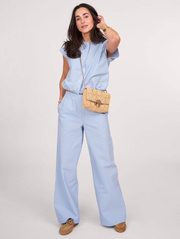 Ontdek de Randy viscosemix seersucker wide leg broek van By-Bar in de kleur lichtblauw bij Orangebag. Op werkdagen voor 21:45 besteld, morgen in huis.