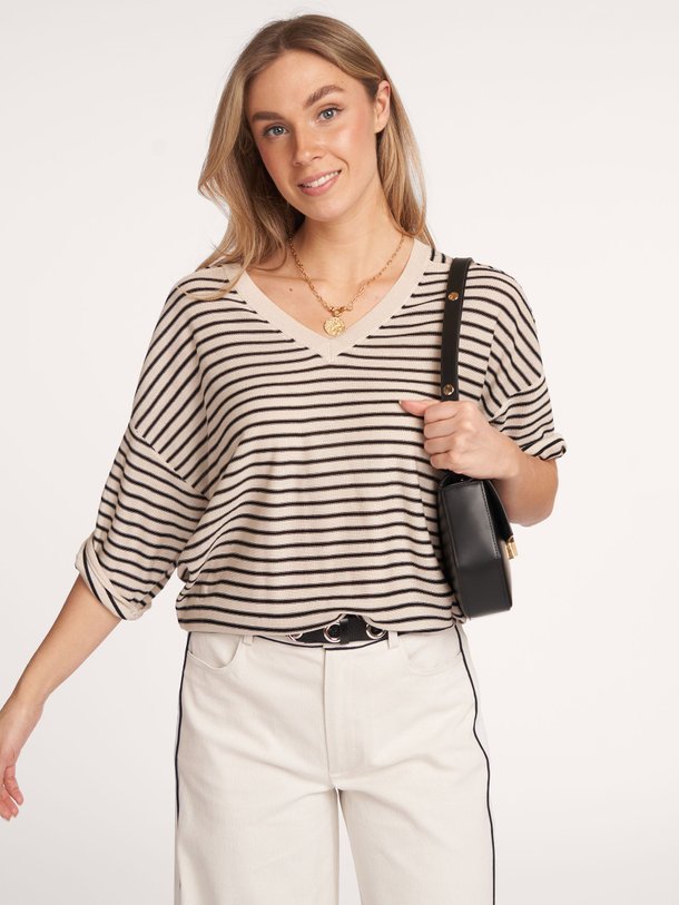 Ontdek de Vayen wolmix gestreepte top van Ruby Tuesday in de kleur off-white bij Orangebag. Op werkdagen voor 21:45 besteld, morgen in huis.