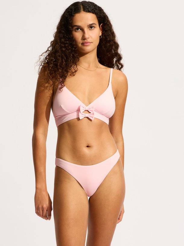 Ontdek de Beau Banded Bralette van Seafolly in de kleur roze bij Orangebag. Op werkdagen voor 21:45 besteld, morgen in huis.