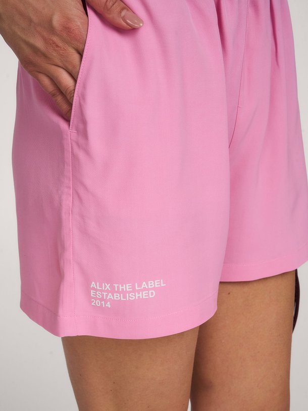 Ontdek de ladies woven rich shorts van Alix The Label bij Orangebag. Op werkdagen voor 21:45 besteld, morgen in huis.