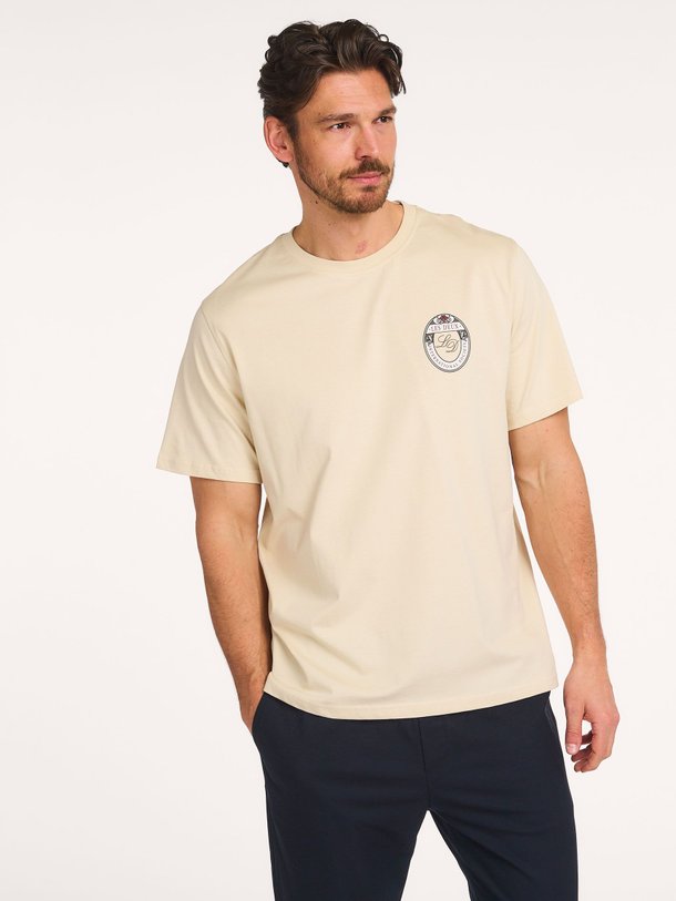 Ontdek de Brady organic cotton T-shirt met print van Les Deux in de kleur Beige bij Orangebag. Op werkdagen voor 21:45 besteld, morgen in huis.