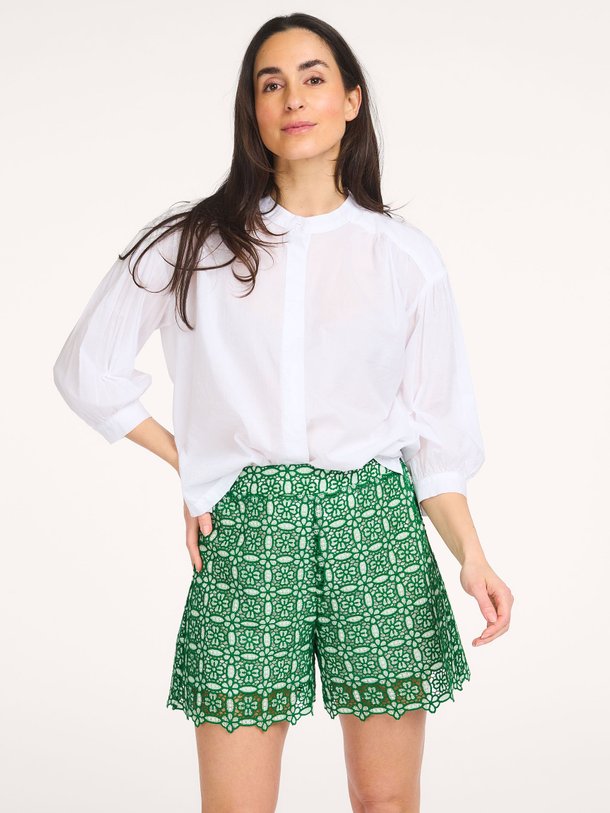 Ontdek de Carla katoenen blouse van Sacrécoeur in de kleur Wit bij Orangebag. Op werkdagen voor 21:45 besteld, morgen in huis.