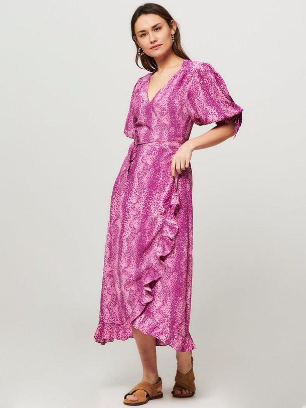 Ontdek de Channa viscose overslagjurk met print van Fabienne Chapot in de kleur roze bij Orangebag. Op werkdagen voor 21:45 besteld, morgen in huis.