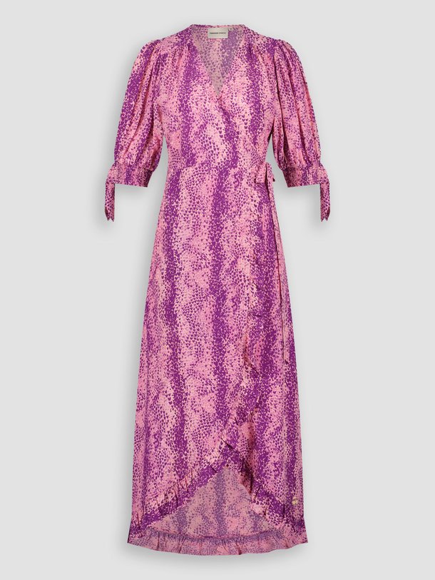 Ontdek de Channa viscose overslagjurk met print van Fabienne Chapot in de kleur roze bij Orangebag. Op werkdagen voor 21:45 besteld, morgen in huis.