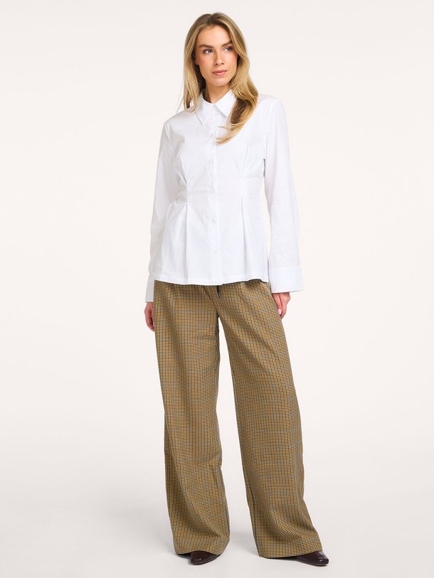 Ontdek de Opy katoenmix getailleerde blouse van Gestuz in de kleur Wit bij Orangebag. Op werkdagen voor 21:45 besteld, morgen in huis.