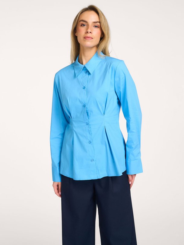 Ontdek de Opy katoenmix getailleerde blouse van Gestuz in de kleur Blauw bij Orangebag. Op werkdagen voor 21:45 besteld, morgen in huis.