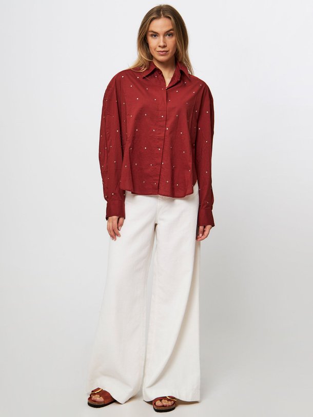 Ontdek de Bijou katoenen blouse met studs van Roseanna in de kleur donkerrood bij Orangebag. Op werkdagen voor 21:45 besteld, morgen in huis.