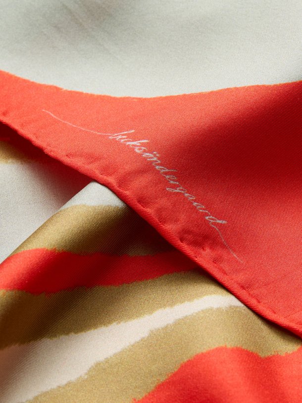 Ontdek de Sia zijden sjaal met dessin van Becksondergaard in de kleur Rood bij Orangebag. Op werkdagen voor 21:45 besteld, morgen in huis.